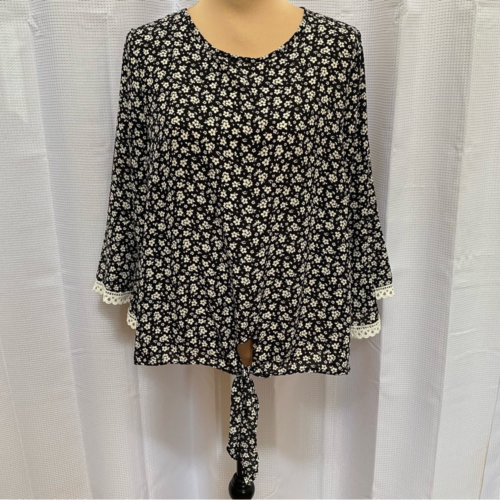 Ladies EMI & JOE black/white bell sleeves embroidery trimmed top size XL